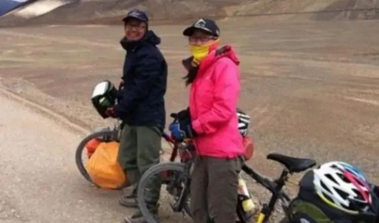 夫妻俩在追求梦想的骑行路上，却遭遇了命运的无情捉弄。在经历了一场可怕的暴风雪后，