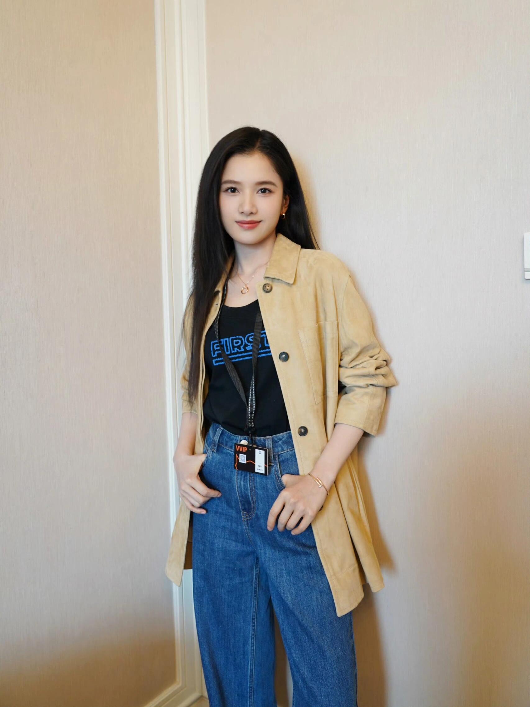 张婧仪电影展造型