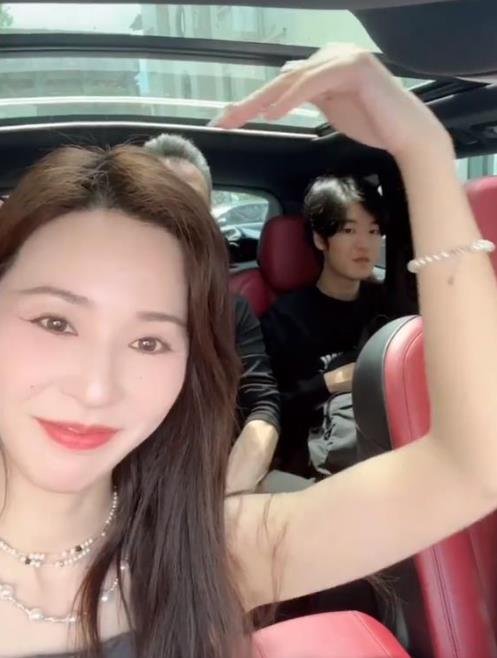 马景涛曾以极具感染力的表演成为影视圈焦点。他的前妻吴佳尼近日被拍到开百万豪车带家
