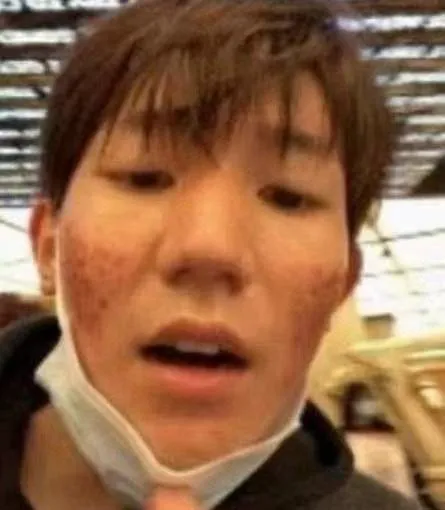 现在的网友太没礼貌了，
把我源哥的丑照就这么给爆出来了，
你让我源哥以后在偶像圈