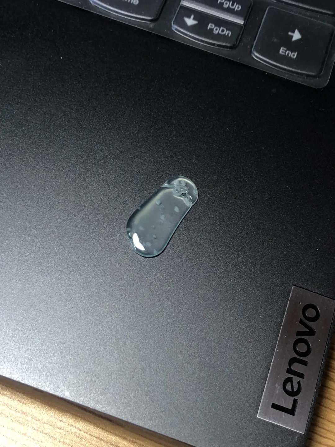 人生第一次捡大漏😄
今天3💰在市场上边角碎料里淘到了这个翡翠小精品，感觉是木