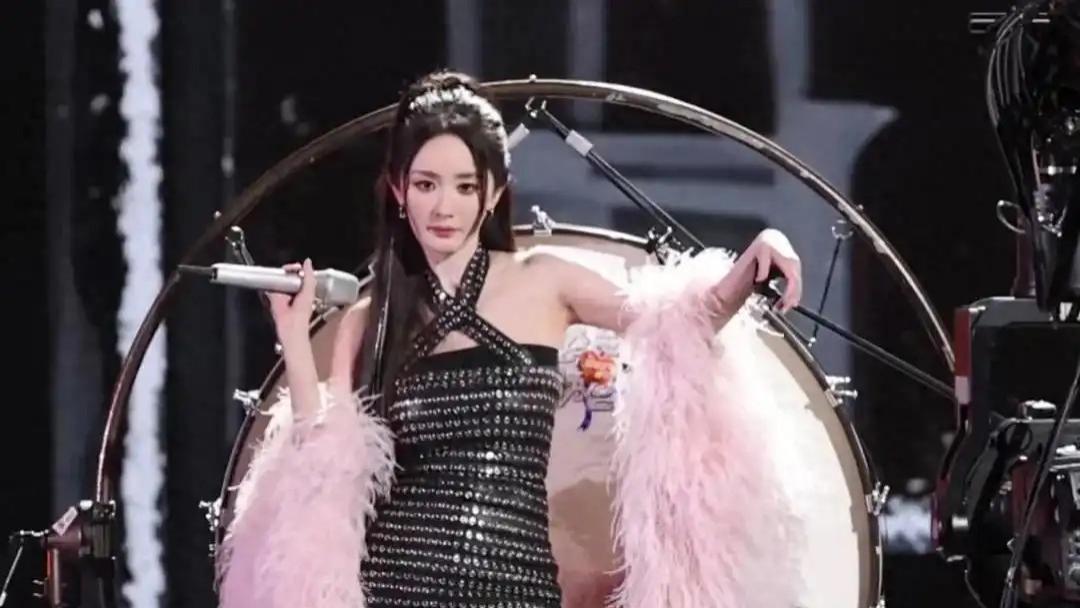 杨幂跨年夜唱跳被骂又油又尬！网友：一把年纪妇人，就不要装少女了吧