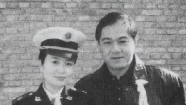 二婚嫁给著名演员15年，自己儿子帅气像爸爸，继子更是家喻户晓