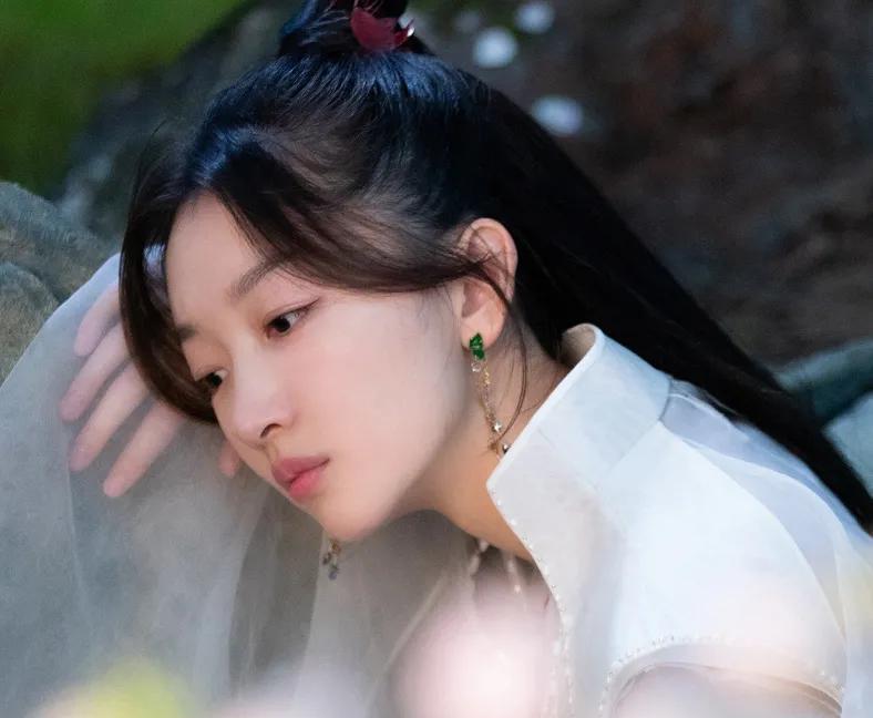 周冬雨初见张艺谋时，说他像个骗子，“他们是来骗我的。”
杨澜在一旁随声附和：他确