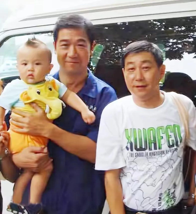 这是张国立前小舅子，他叫罗忠国，是张国立前妻罗秀春的弟弟。
现在也是一位演员，以