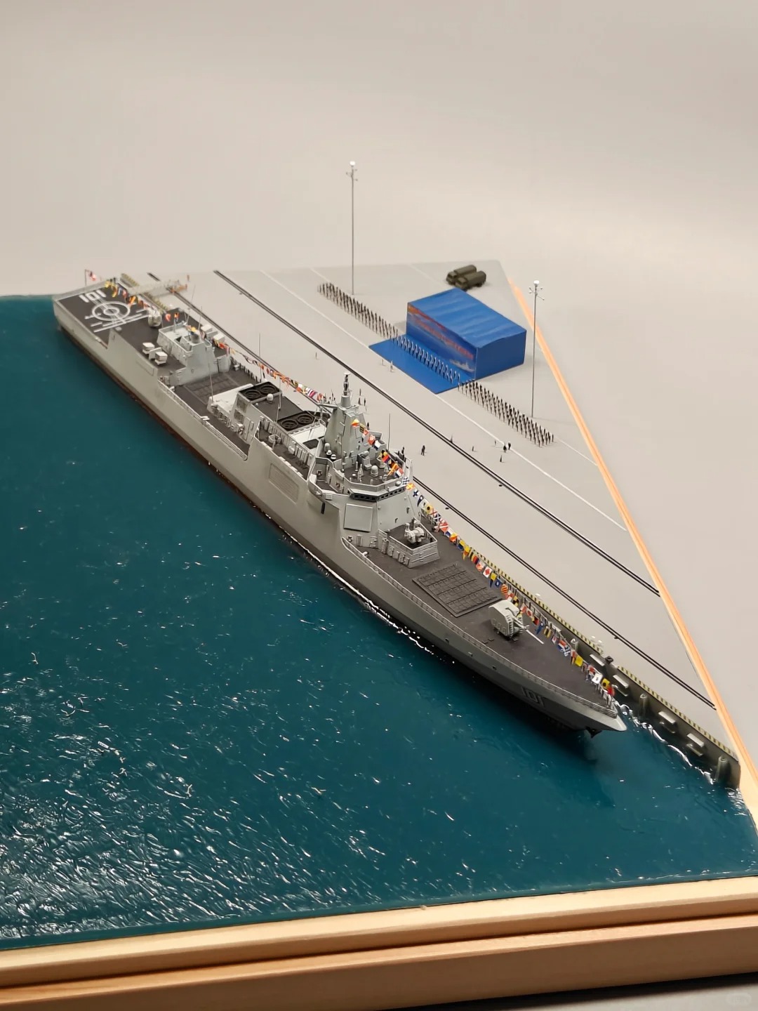 时代楷模-055型南昌号导弹驱逐舰 1:700
特殊的日子，携南昌舰祝饺子越来越
