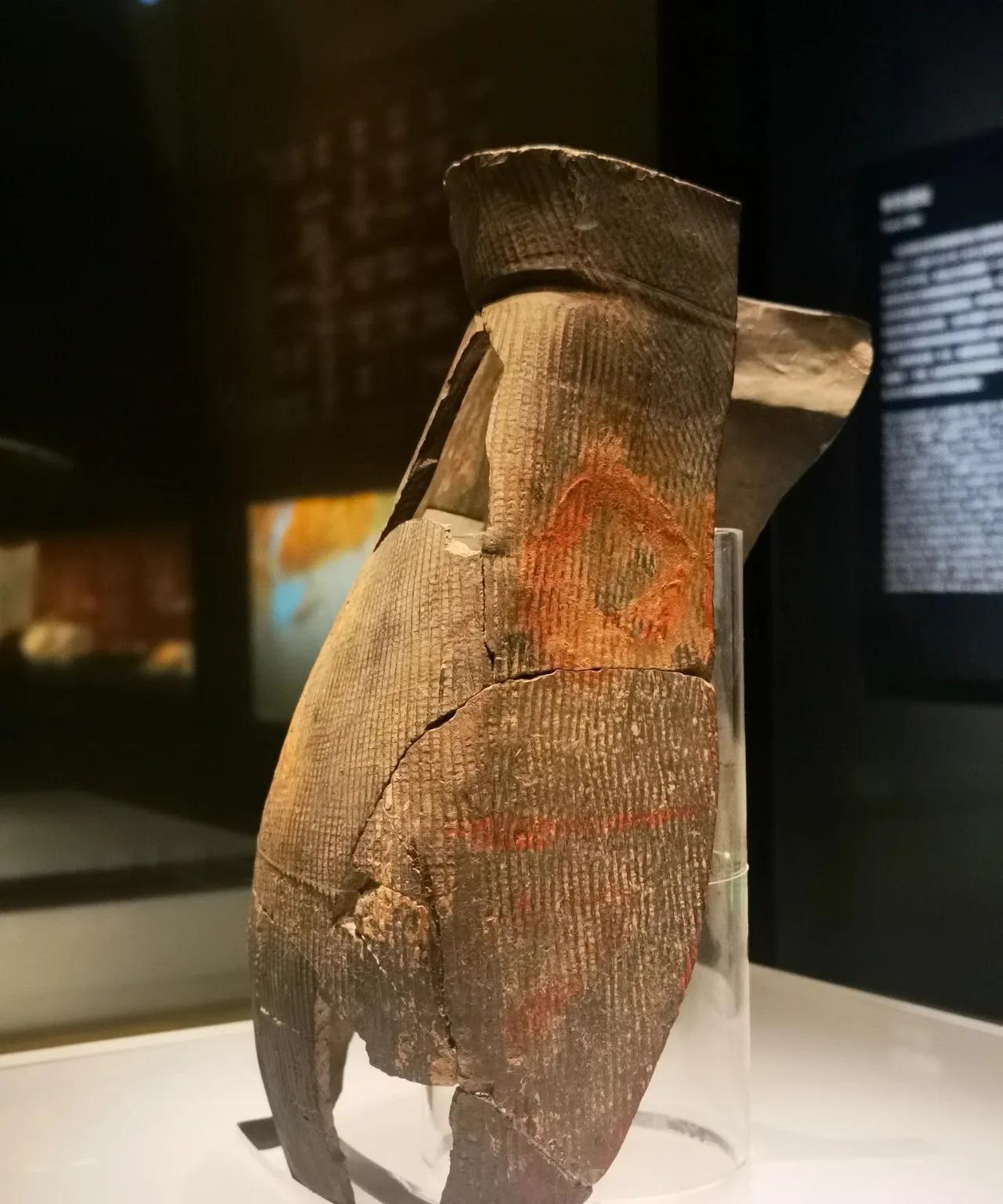 礼器到复杂的礼制，陶寺首开金石之先声，首现礼乐文明之雏形。后传至二里头，天下文明