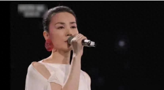 王菲春晚演出，服装造型引发热议：彩排惊艳，正式演出略显遗憾？

哎，今年春晚王菲