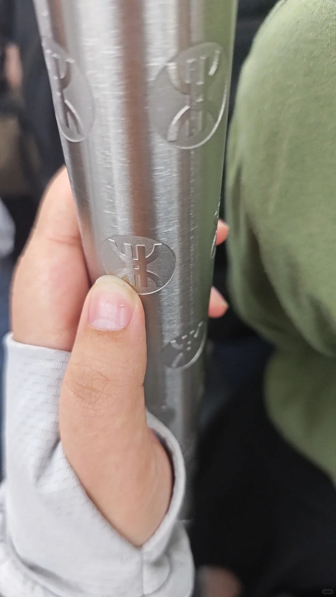 它不能考公了
来到深圳才发现地铁棍上有印的logo，摸着麻麻赖赖的还以为是胶带没