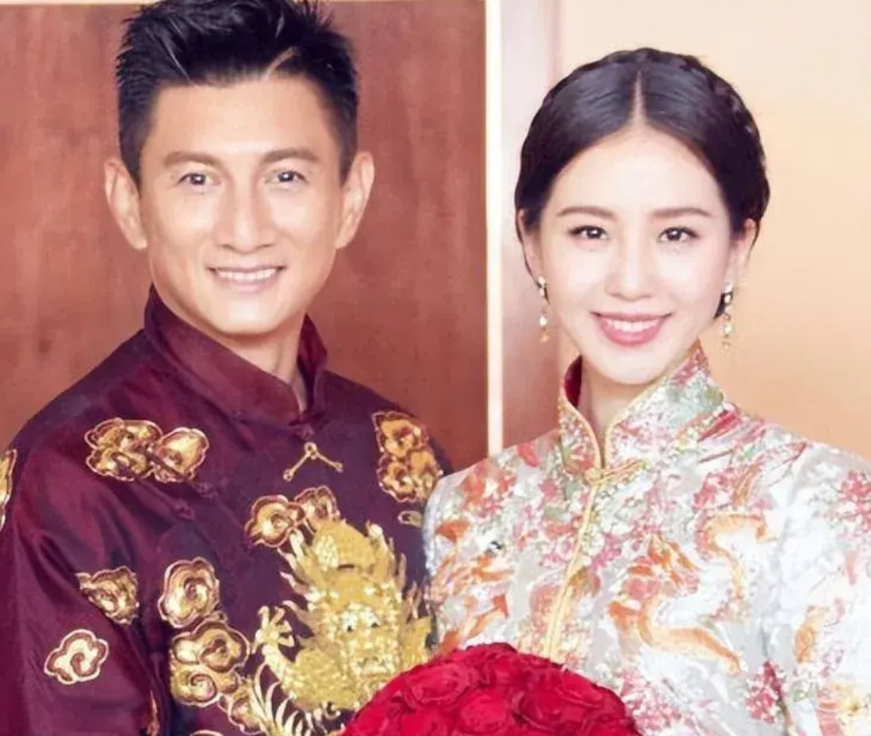 吴奇隆的婚恋交友关系

1.前女友：蔡雨伦，56岁，台湾歌手，是忧欢派对里的忧忧