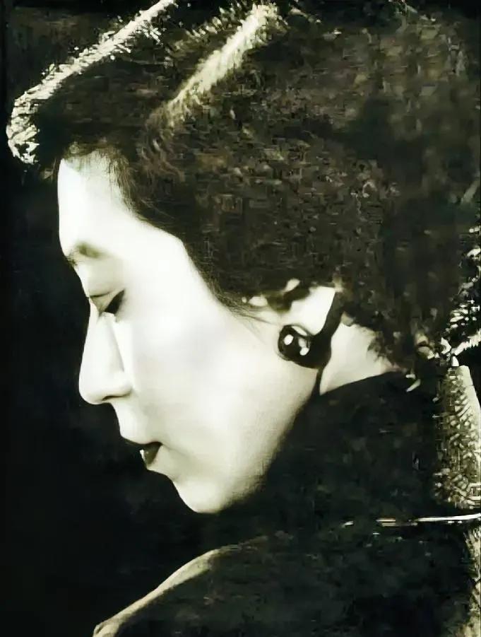 张爱玲说：“无论谁离开了你，别忘了在他来之前，你本来就是一个人生活，放不下舍不得