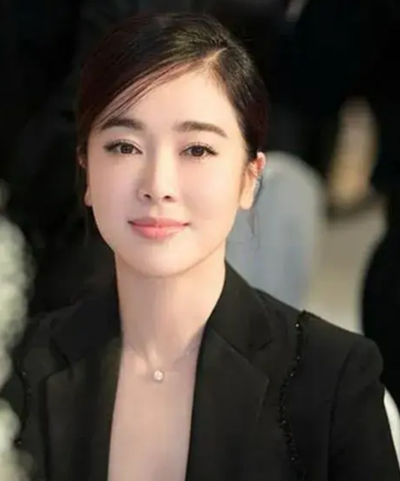 左小青这辈子真风光！

●前夫：高全建。

●9岁时，被老师选中进入业余体操队，