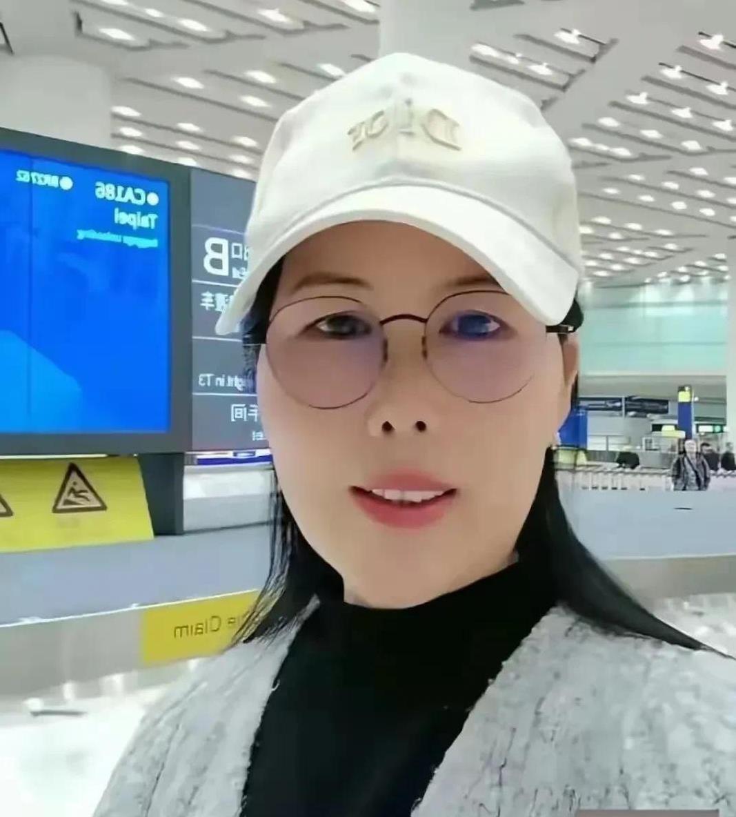 小杨阿姨在机场直播透露，她正从老家回北京，与老板汪小菲和马筱梅汇合准备一起回湾湾
