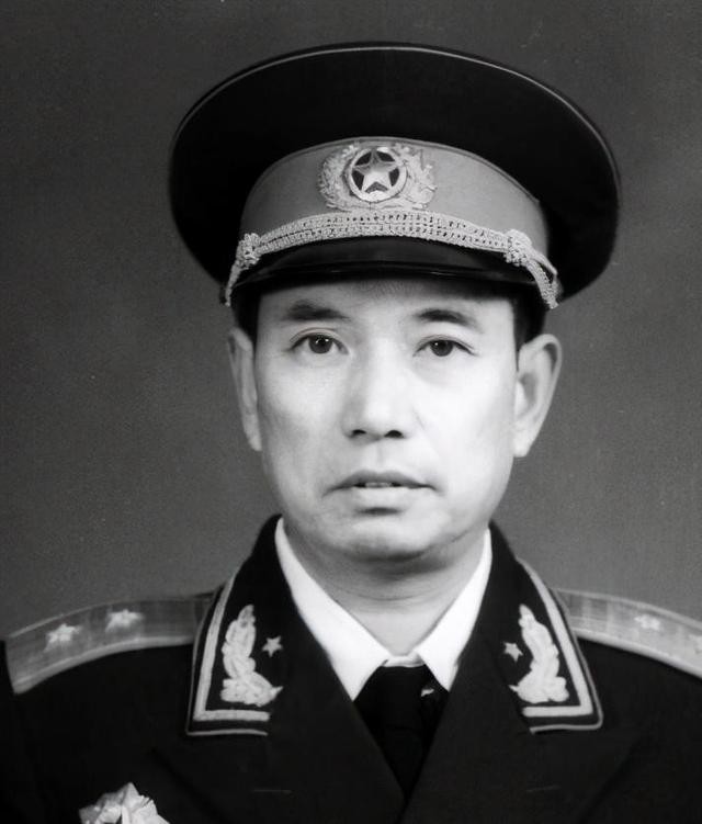 1982年，开国少将尤太忠视察广州军区某部队时，发现一个身材高大、相貌英俊、举止
