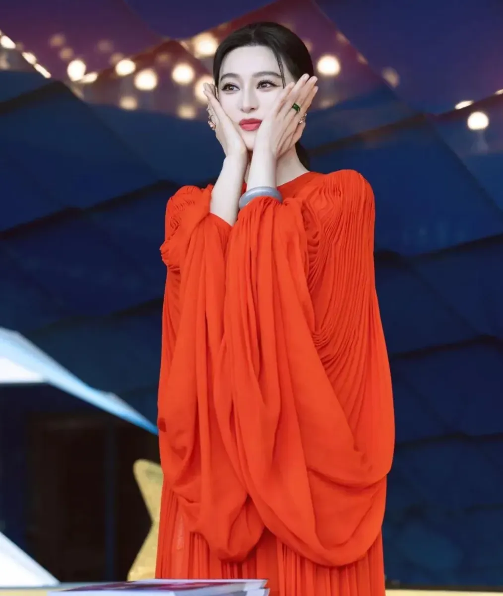 43岁范冰冰香港过中秋，穿新中式美如画中仙，不愧是东方美人第一人！（范冰冰在香港两年）-第5张图片-九妖电影