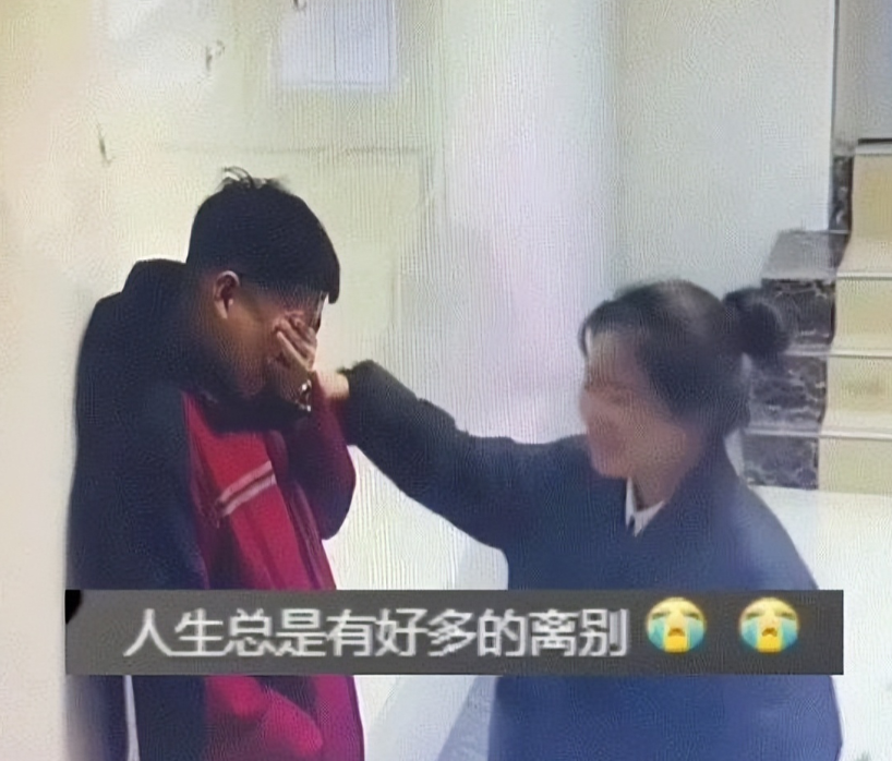 11月27日，河北一位老师要离职了，男生去送她，却因为舍不得老师，突然停下来靠着