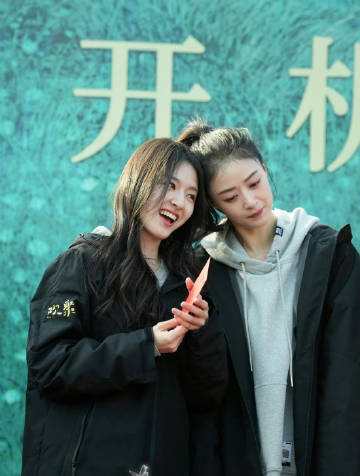 李兰迪蒋欣同框，明明是相差16岁的两代人，一点也看不出来年龄差！