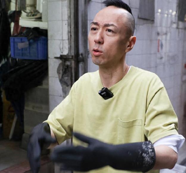 52岁TVB绿叶没戏拍做餐厅接待，洗碗送餐都要做。
 
香港的艺员从来不把演戏做