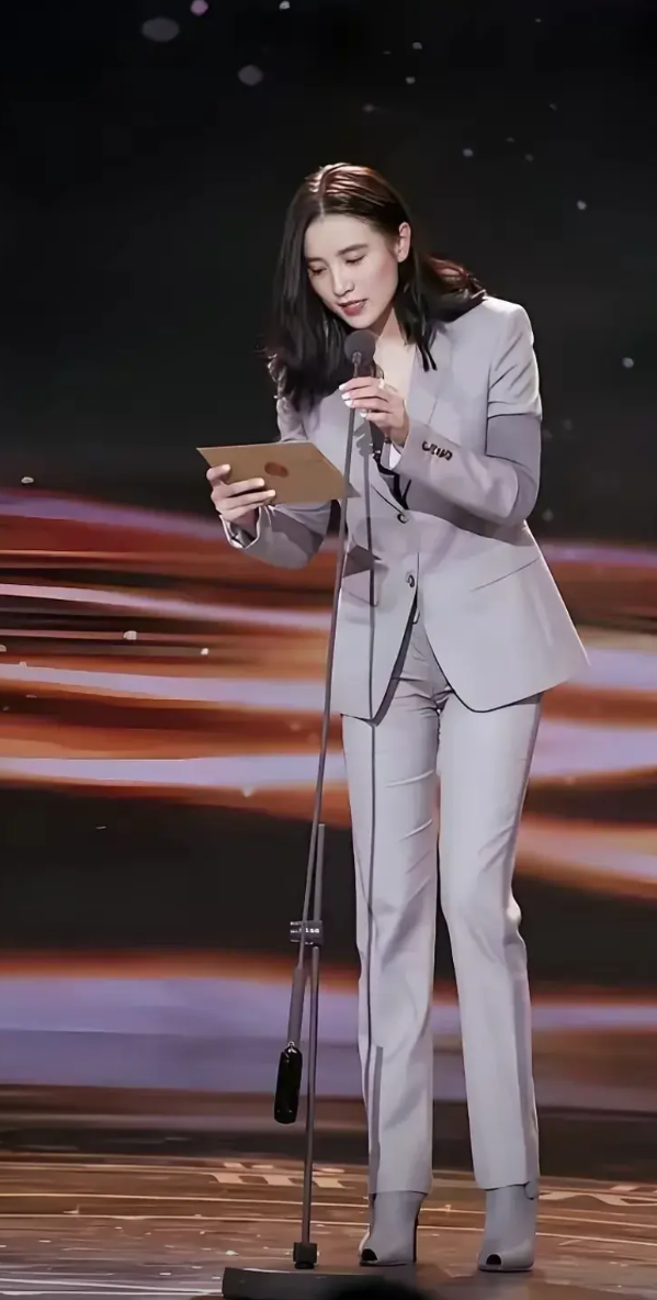 请问这是那个设计师设计的？完美至极，但是鞋子除外。
1、多少年没看到女性在重要场