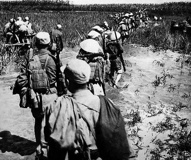 抗战中，冀东八路军伏击敌人，不料一连听错信号，提前开枪，惊动敌人，其嚣张道：“八