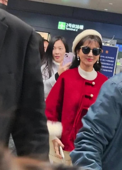 咱就说赵雅芝这状态，也太绝了吧！最近流出的机场照里，她一出现就成了焦点。只见赵雅