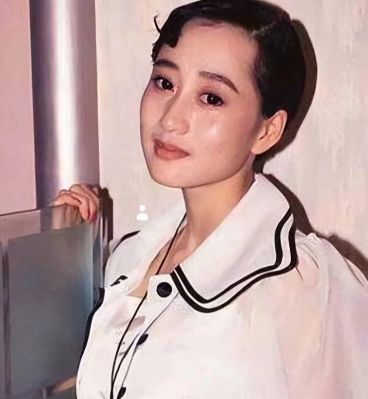 周润发当众将蛋糕扣在利智脸上