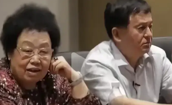 迟重瑞在陈丽华家里，简直就是个“隐形人”！
儿子赵勇对他爱理不理，重要会议直接忽