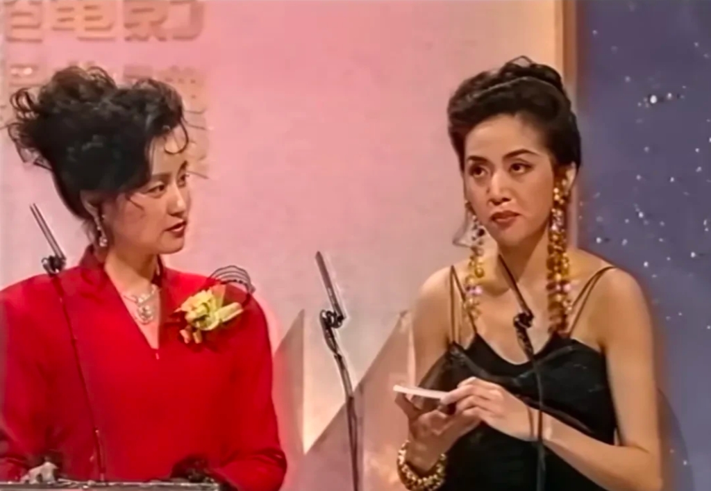 这是1991年，刘晓庆参加香港金像电影节颁奖典礼的照片。
当年的她41岁，明艳大