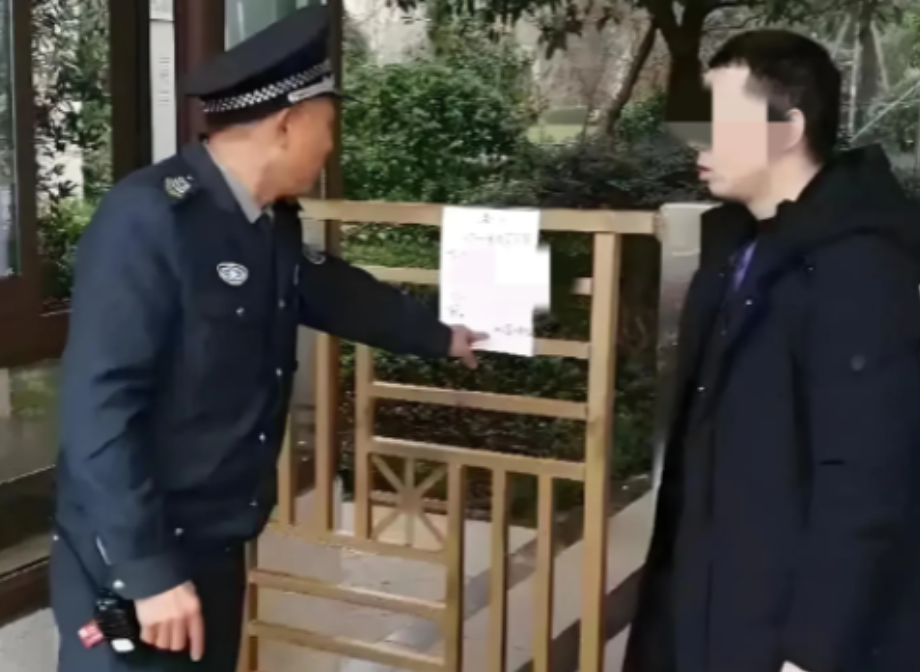 内蒙古通辽，一女业主想要把车开进小区停车场。因为她没有停车位，保安要求先登记车辆