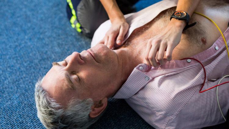 49岁男子突发脑梗去世，提醒：饭后不要做3件事，加大脑梗风险