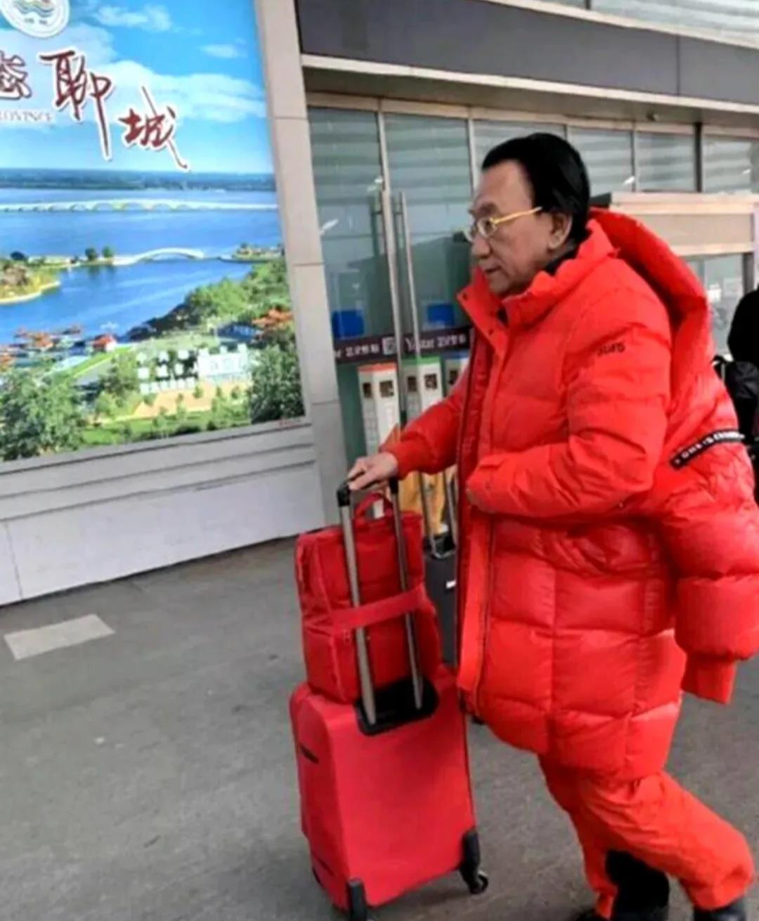 侯耀华，鞋子不是红色要扣分！哈哈哈哈！[开怀大笑]