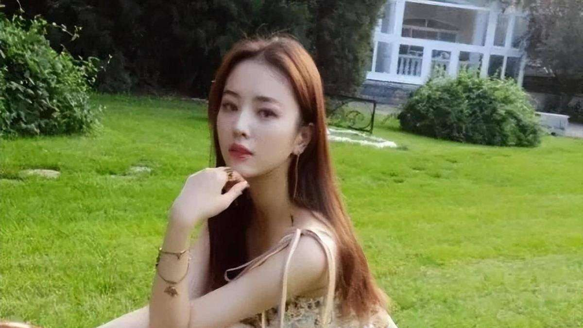 她是北体校花，因一字马爆红却拒进娱乐圈，今25岁成千万富婆