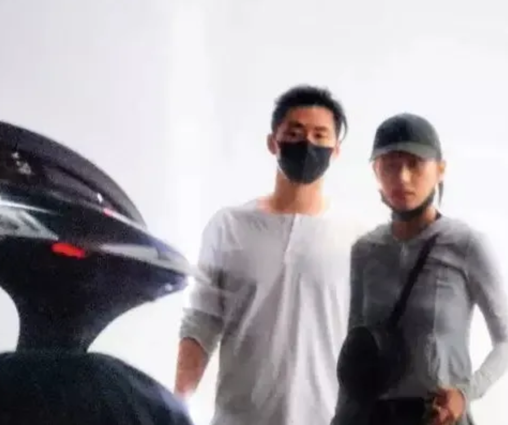 窦骁何超莲自结婚以就聚少离多经常被传婚变，但窦骁生病何超莲会全程陪伴，夫妻俩打扮