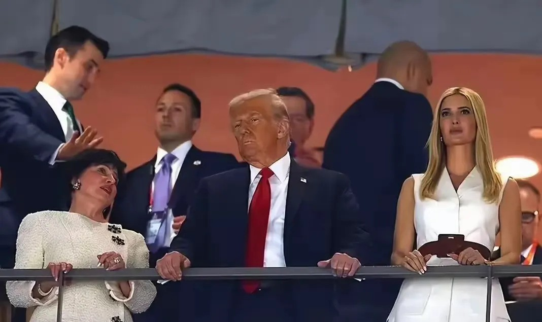 惊爆，美国历史上第一次！特朗普带伊万卡现身超级碗，2000安保如影随形