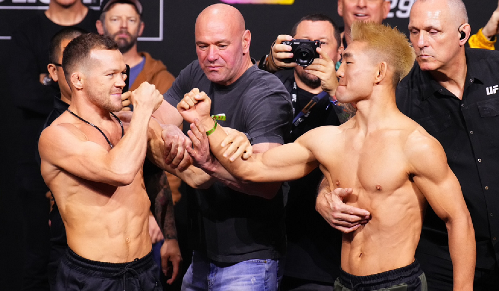 血洒赛场！宋亚东不敌彼德严，双眉弓被打开，无缘冠军挑战权
UFC299主赛第一场