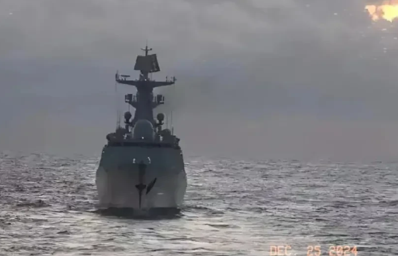 “围而不打”这招真狠。美国那几艘破航母围着岛转了半个月，啥也没干，打不敢打，撤也