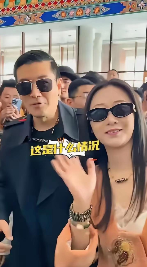 杨子他似乎毫不在意地带着一位佩戴同款情侣吊坠的女人公开亮相，照片中的女人显得十分