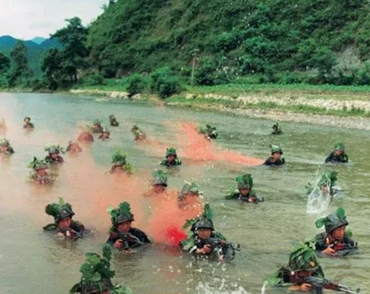 朝鲜领导人为何敢把士兵派到乌克兰战场上去？因为他把宝全部押在了中国的身上。因为中