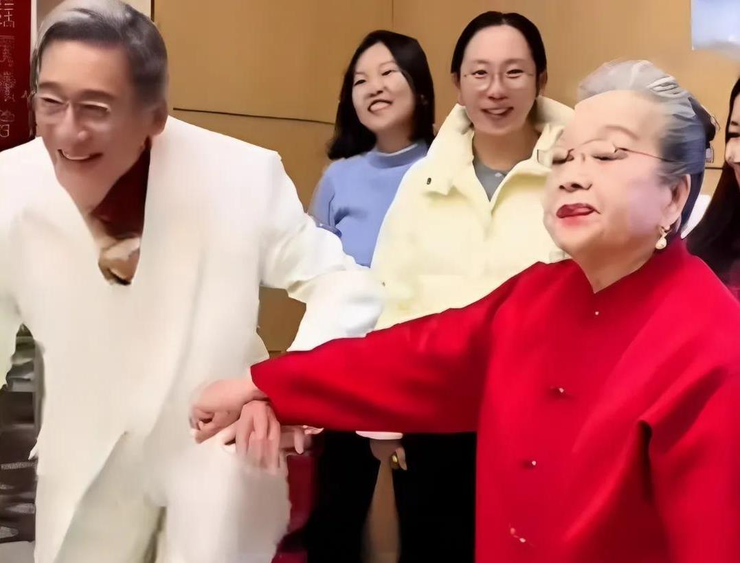 容嬷嬷的风采依旧，真是太逗趣了。
在春晚的后台，89岁高龄的李明启老师一见到梁家
