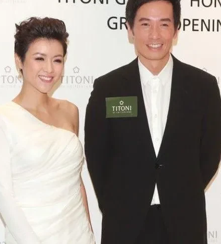 一次，记者好奇地问陈豪:“你们家的钱是你管，还是你太太管？”陈豪说:“两方面，大