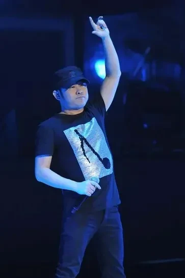 不懂就问，别人一般都是一上舞台一开口就是尊敬的先生们、尊敬的女士们、尊敬的同胞们