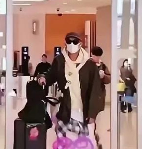 具俊晔太可怜了，被曝独自回韩国，在机场一个人静静地离开，他的公众号特意改成了一片