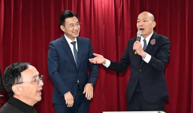 韩国瑜：江启臣比我帅  更可怕他老婆比我太太还漂亮

国民党今晚举办尾牙餐叙，在