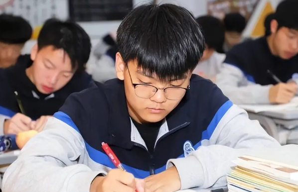 高中两个月后，我才明白：中考哪是五五分流，分明是二八分流！
孩子中考考了680分