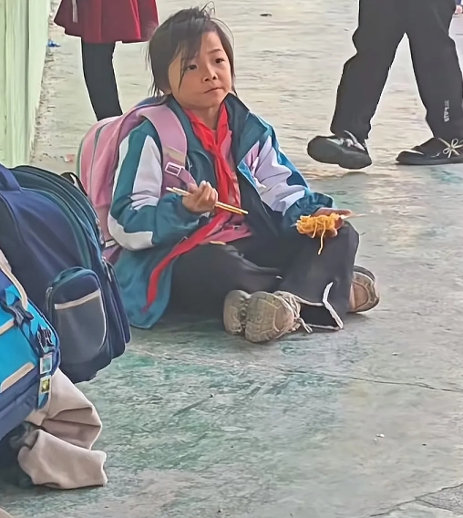 肥娟小吃爆火！看到这个小女孩坐在地上无忧无虑的吃着火鸡面，这就是童年，什么都不用