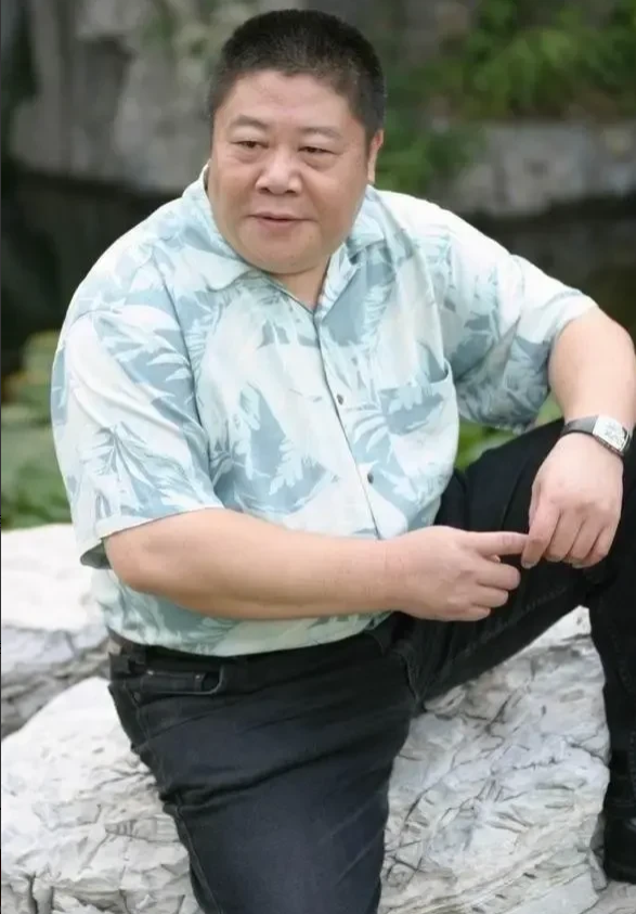 刘金山53岁才生一胎孩子。主持人好奇地问他:“你都结婚几十年了，为什么要等到这个