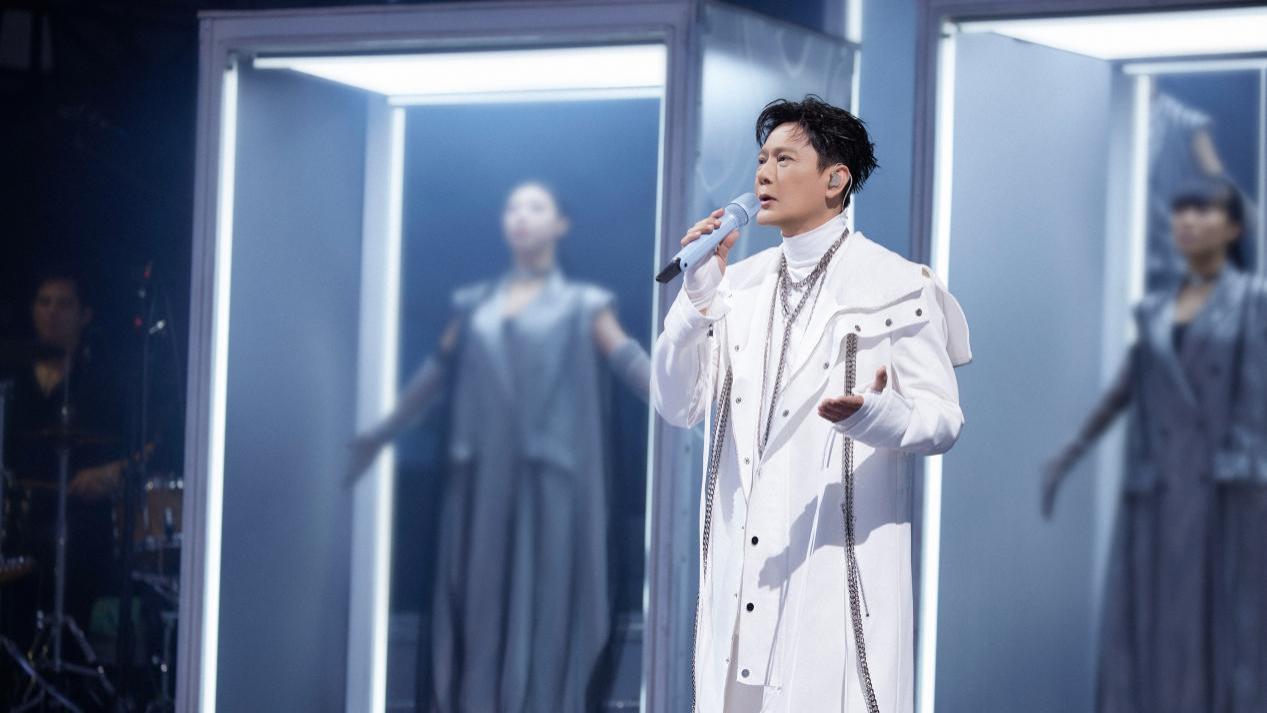 张信哲巡演六年三访南京，“未来式终极版”现场金曲连唱引欢呼