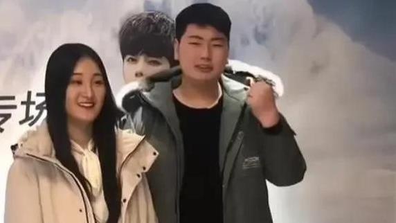 陈亚男悔恨交加！与大衣哥儿子离婚，“网红梦”破碎，成孤家寡人