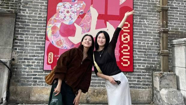 高圆圆和闺蜜逛吃佛山 品尝美食互拍照片很接地气