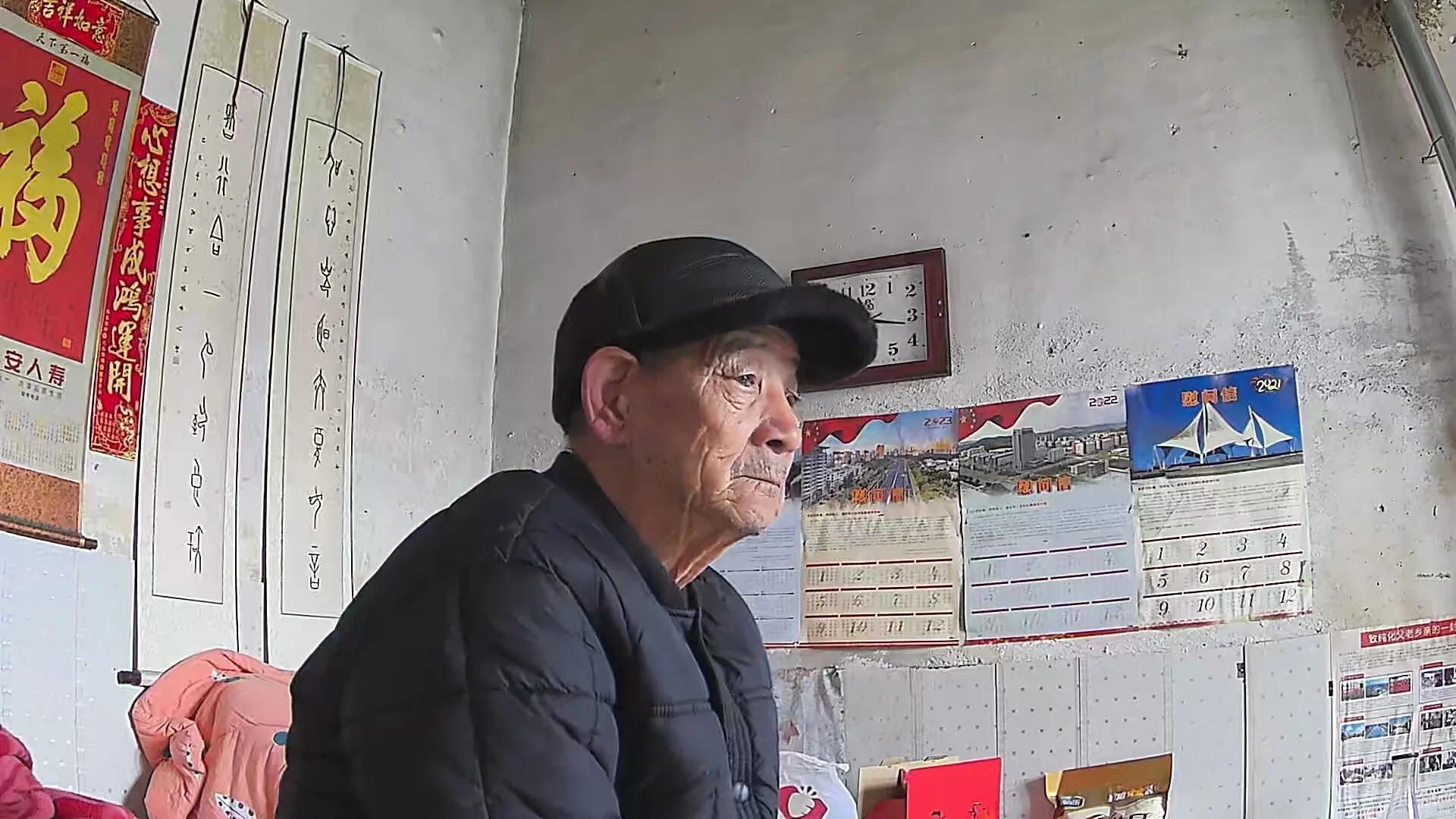 留守老头学会视频后的前后变化
去年姥姥走了，姥爷耳朵背，又是一个人在家，跟他打电